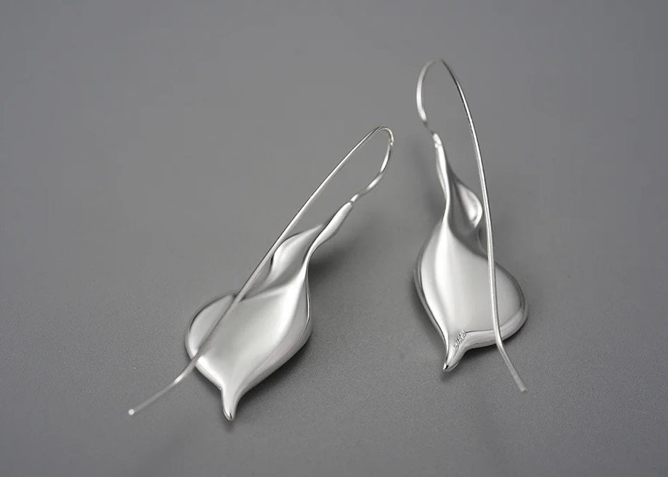 Whispering Petals: Nature’s Elegance in Every Drop